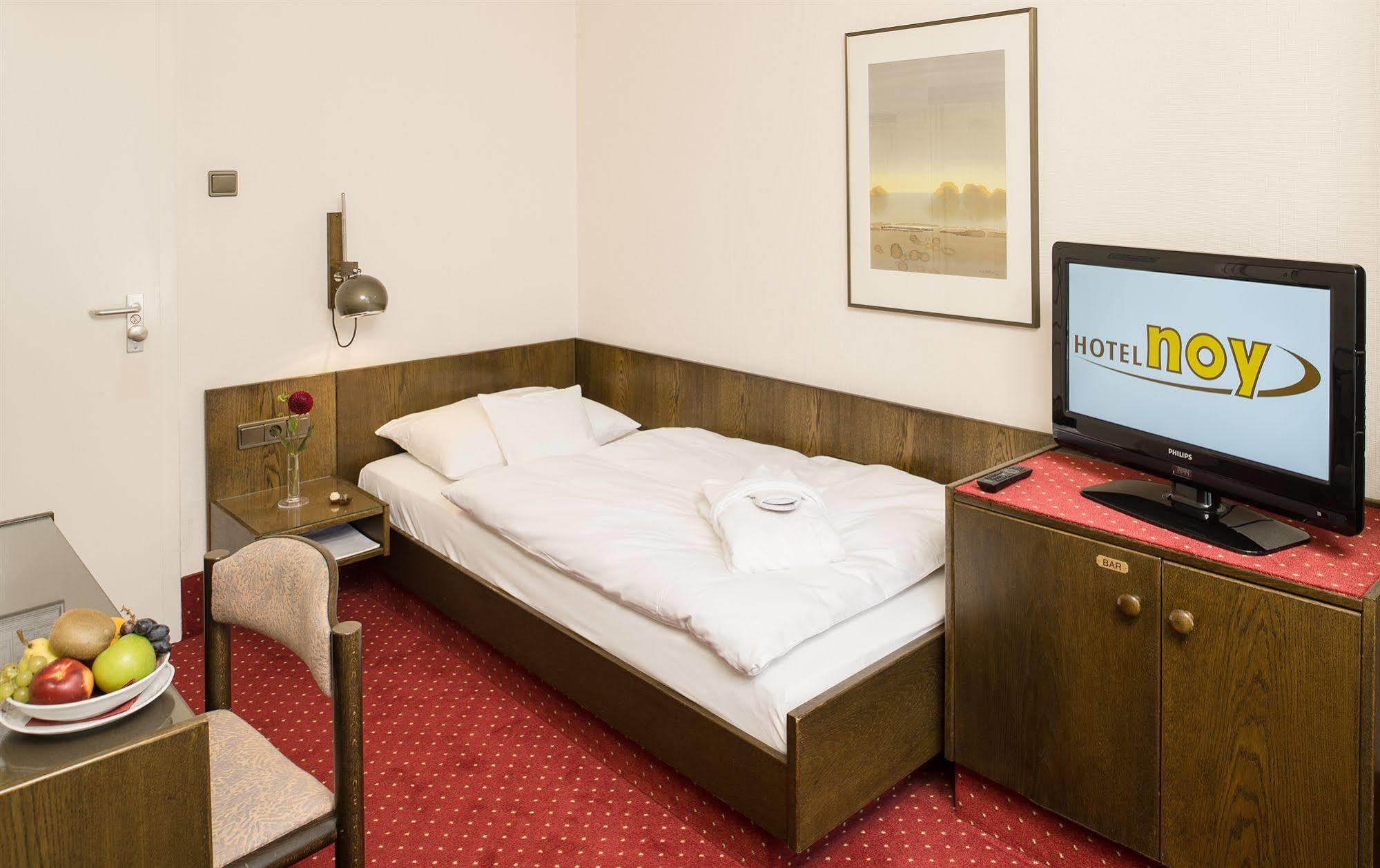 Tante Alma'S Muelheimer Hotel Мильгейм-на-Руре Экстерьер фото