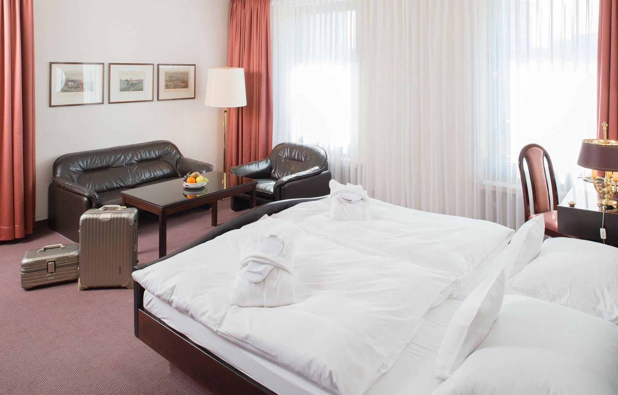 Tante Alma'S Muelheimer Hotel Мильгейм-на-Руре Экстерьер фото